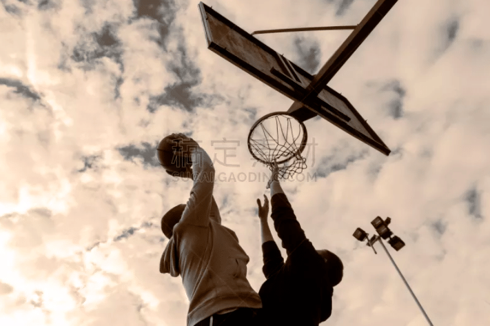 曼联在第15轮4-1大胜狼队，晋级英超第六，阿莫林有效发挥中场，布鲁诺、芒特等球员关键作用，助力球队提升排名。